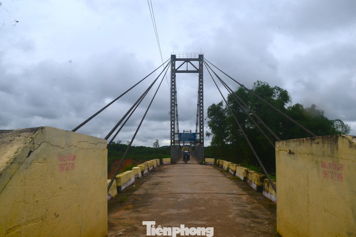 “Mỗi lần chở hàng qua cầu là sợ. Cầu nghiêng, gió thổi là rung mạnh lắm. Nhưng không đi thì biết làm sao, đường vòng xa cả chục cây số”, một tiểu thương chở hàng ra chợ Nghĩa Hành, lo lắng.