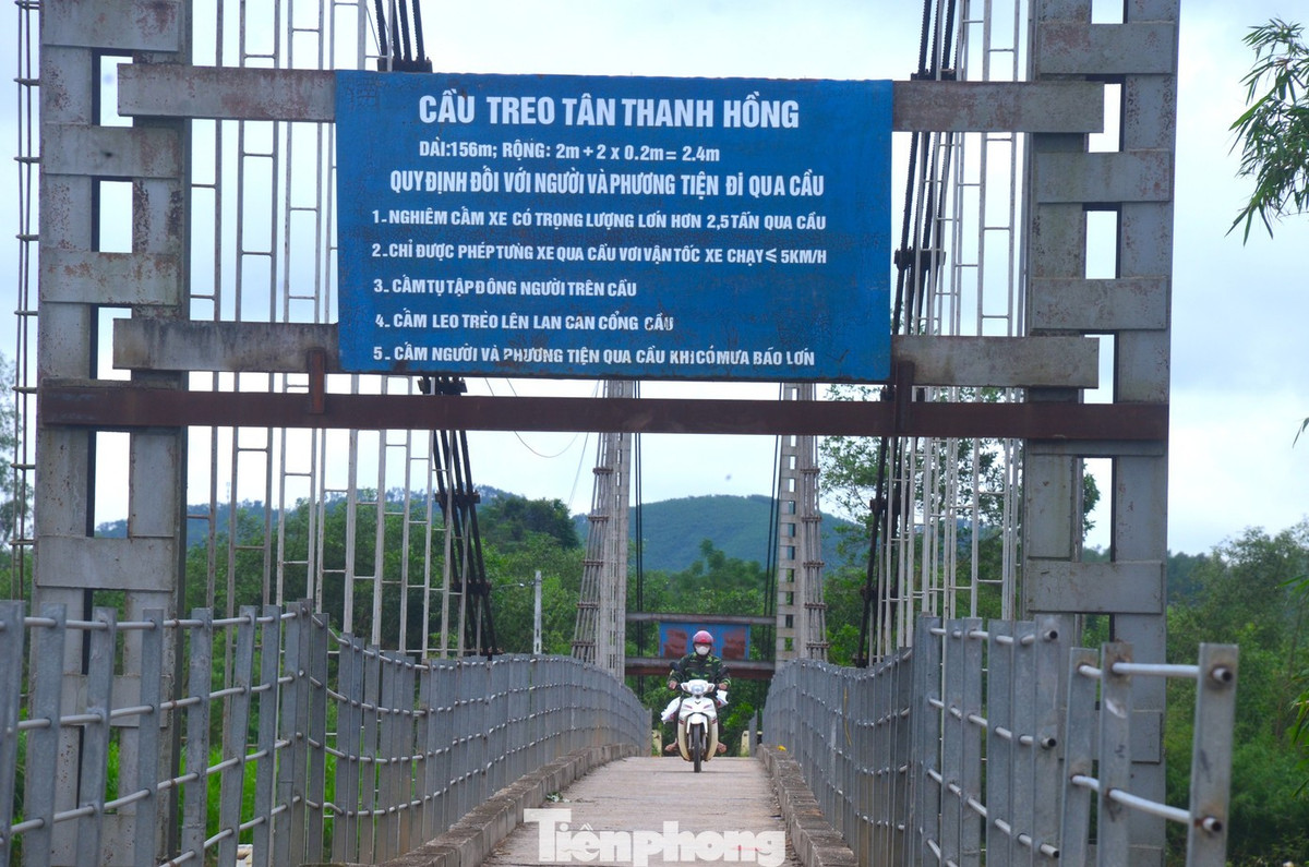 Ông Phan Đức Quang, Phó chủ tịch UBND xã Nghĩa Hành cho biết, trước tình trạng cầu treo bị xô lệch, chính quyền địa phương đã có văn bản gửi Sở xây dựng, đề nghị cơ quan chức năng kiểm định, đánh giá mức độ an toàn. Đồng thời, xã đã ra văn bản cấm ô tô qua lại cầu. Thời gian tới sẽ cho đắp các trụ bê tông để ngăn ô tô qua lại. Tuy nhiên, về lâu dài, cần có dự án sửa chữa hoặc thay thế mới để bảo đảm an toàn.