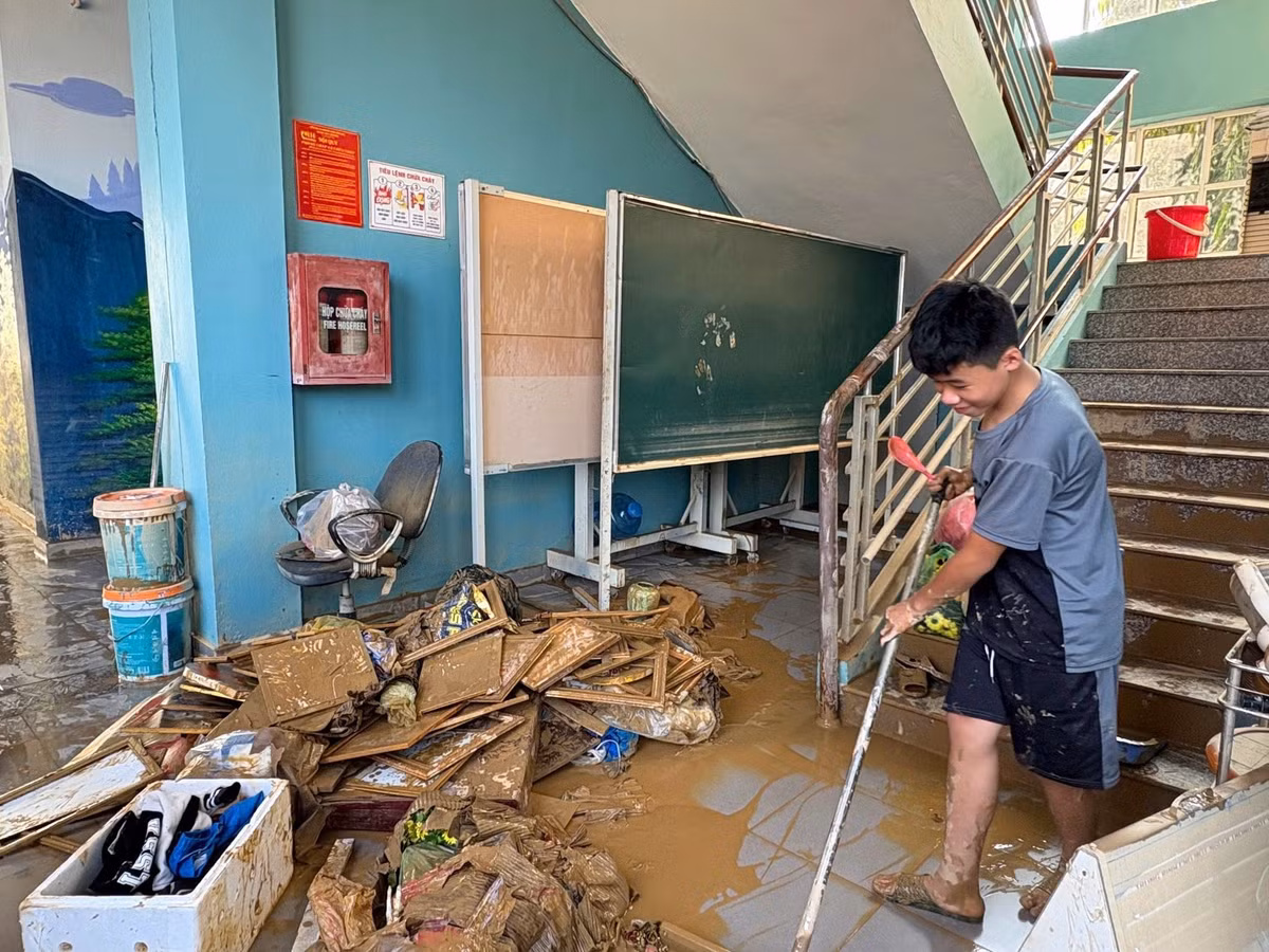 Hiện tại, ban giám hiệu, giáo viên nhà trường cùng lực lượng hỗ trợ đã tiến hành lau rửa các phòng học, sân trường, bàn ghế để các em học sinh sớm được đến trường. Ảnh: FBNT.