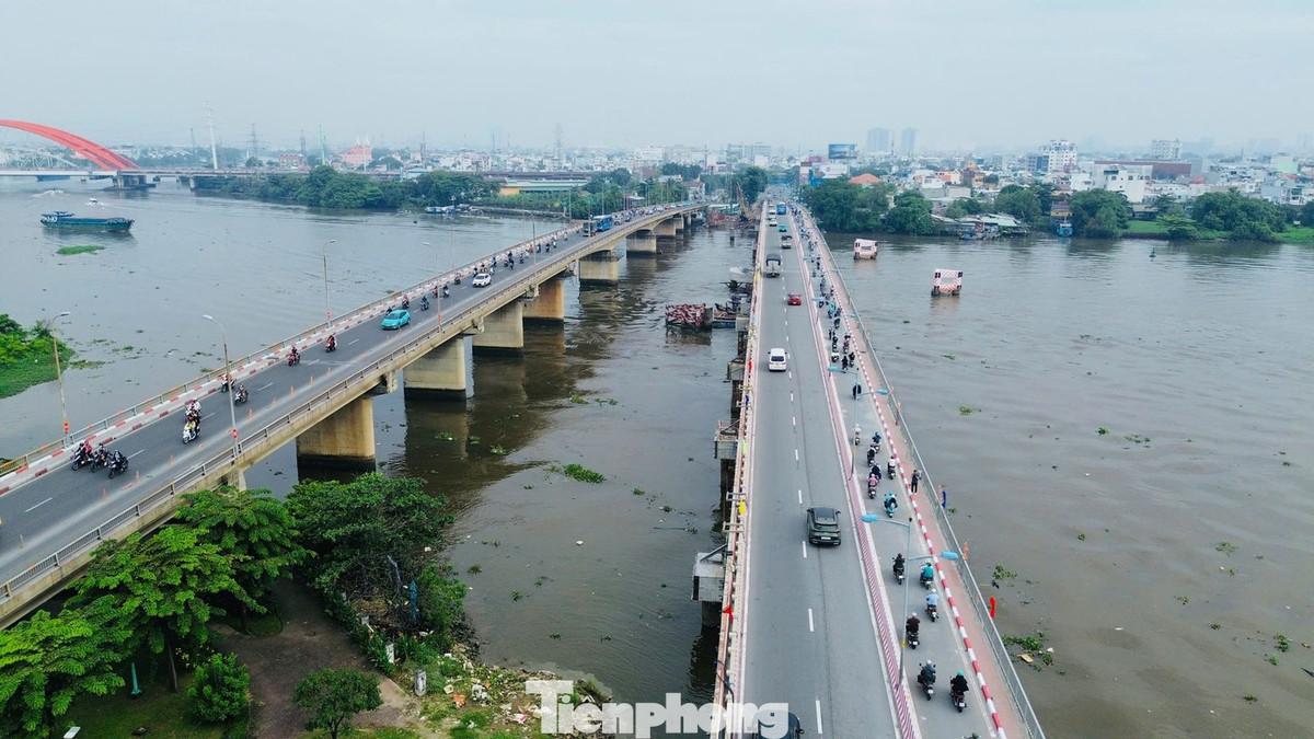 Sau khi nâng tĩnh không, cầu Bình Triệu 1 (bên phải) đã có chiều cao tương đương với cầu Bình Triệu 2 nằm ở kế bên.
