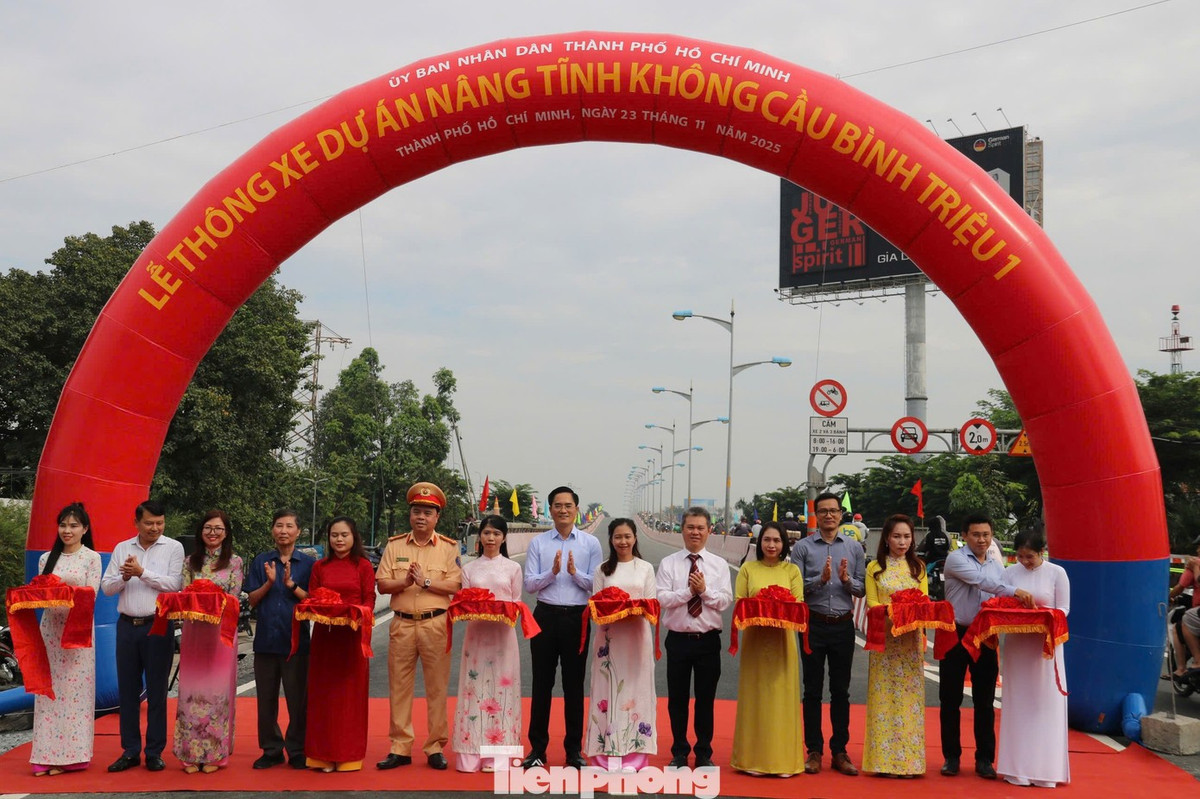 Các đại biểu thực hiện nghi thức thông xe dự án nâng tĩnh không cầu Bình Triệu 1.