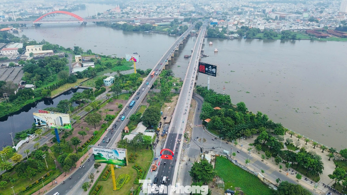 Toàn cảnh cầu Bình Triệu 1 (bên phải) sau khi hoàn thành nâng tĩnh không.