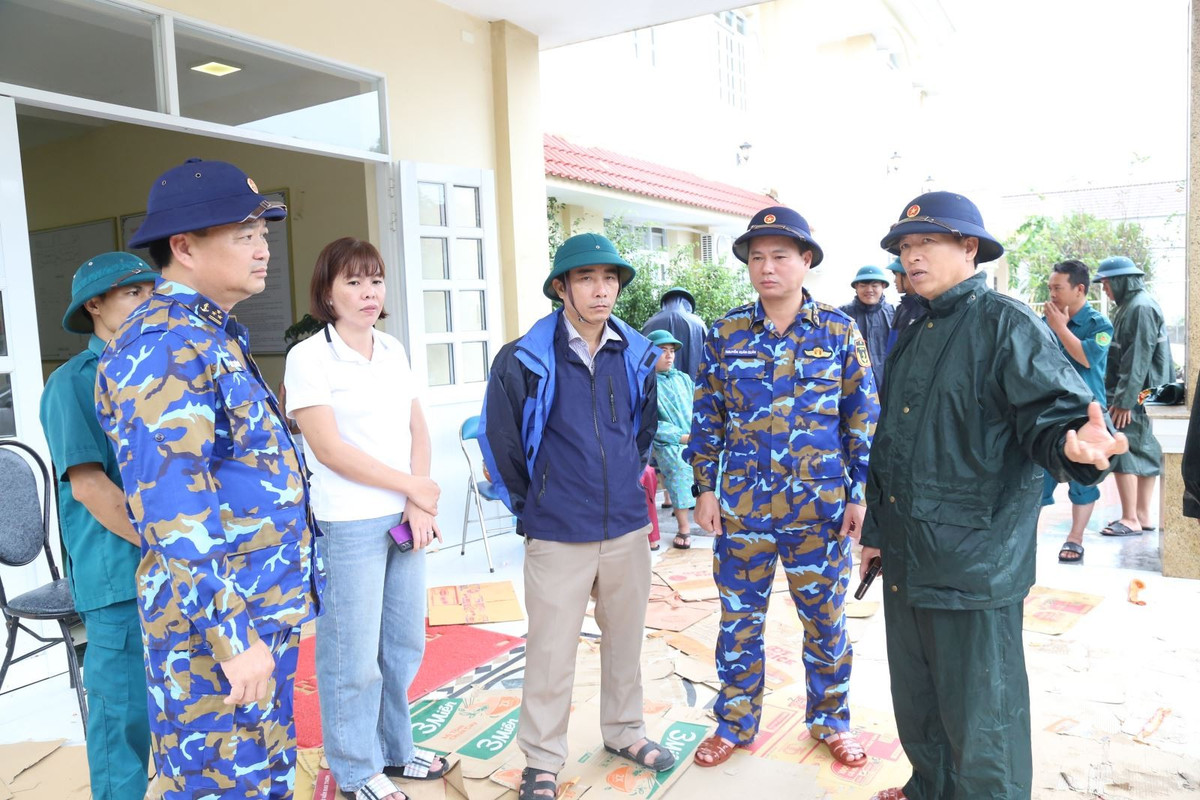 Đoàn công tác Vùng 4 Hải quân chỉ đạo đơn vị hỗ trợ giúp đỡ nhân dân khắc phục hậu quả sau lũ.