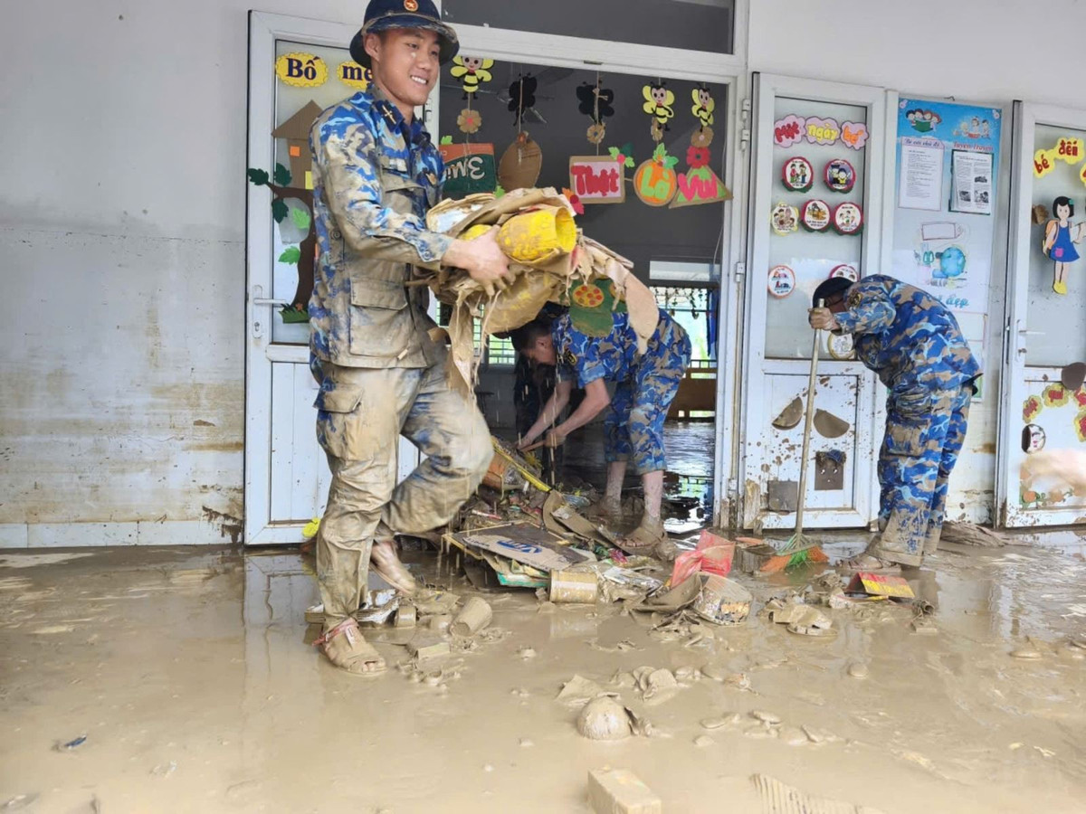 Chiến sĩ Lữ đoàn 957 Hải quân miệt mài dọn dẹp nhà cửa giúp nhân dân sau lũ.