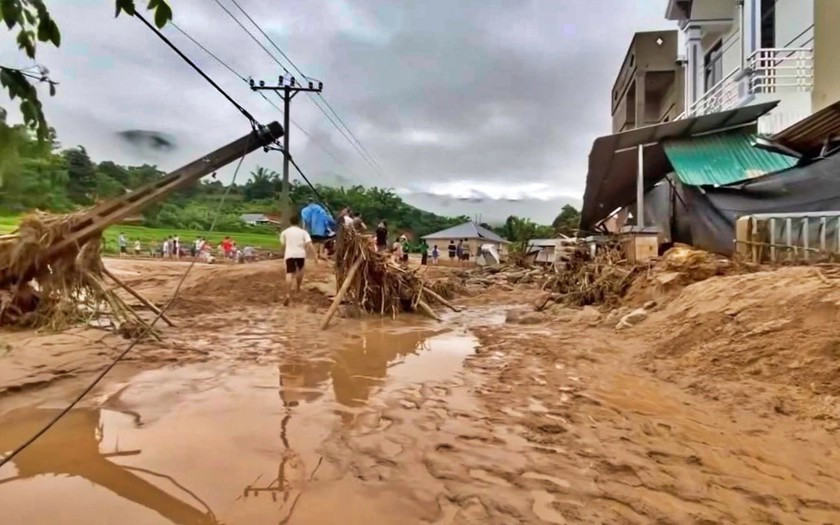 Lũ quét làm gãy đổ trạm biến áp, cột điện ở xã Sông Mã và Chiềng Sơ
