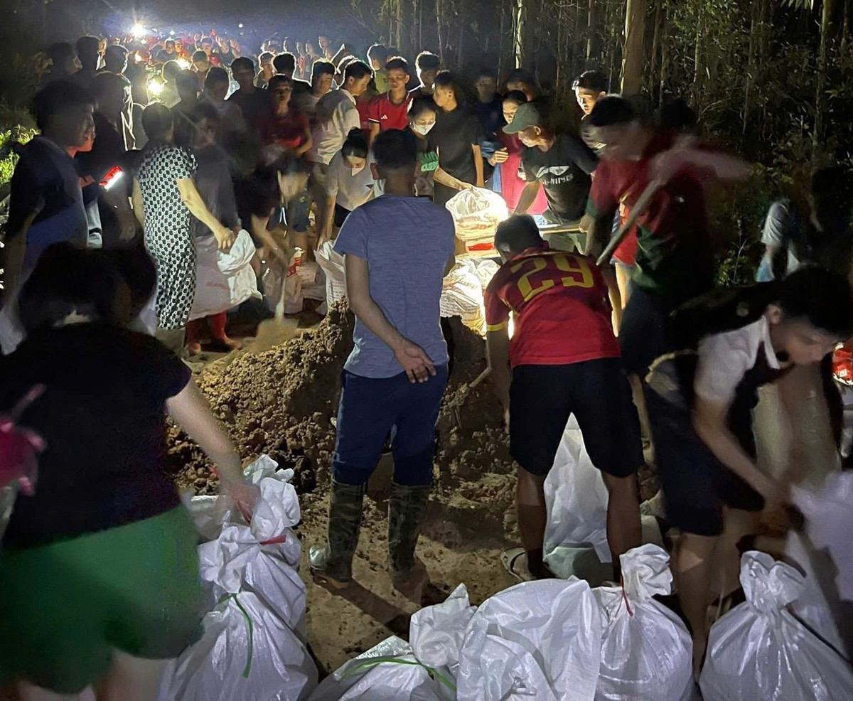 Nhờ được gia cố bằng &quot;tường&quot; bao tải đất kịp thời nên nước chỉ mấp mé