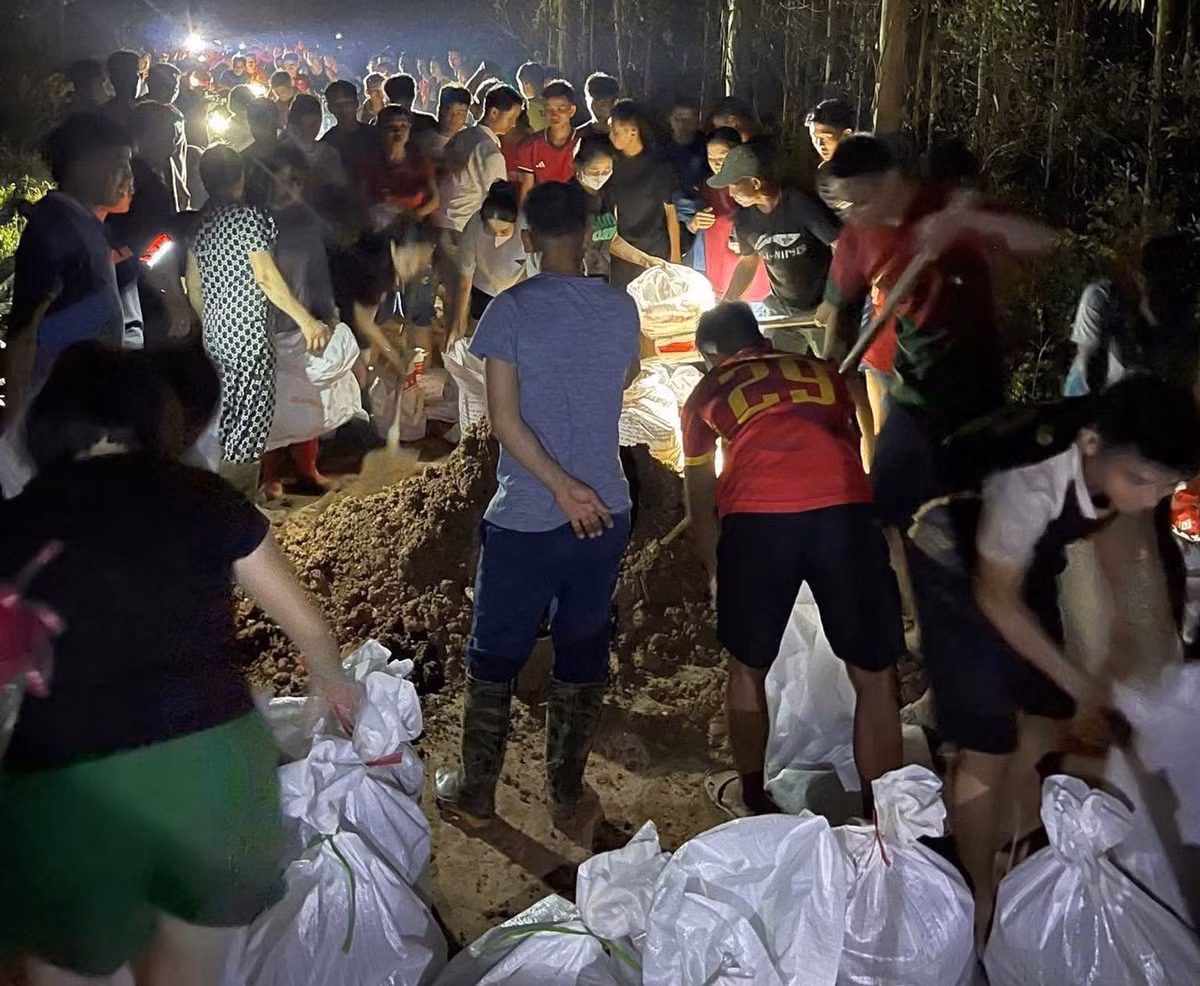 Nhờ được gia cố bằng "tường" bao tải đất kịp thời nên nước chỉ mấp mé