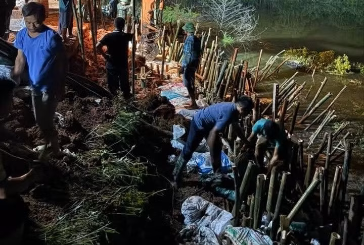 Theo bạn Hà Đức Thắng ở Chi Lễ, lực lượng quân đội cùng các thanh niên, tình nguyện viên, bà con nhân dân các thôn, các xã chung sức chung lòng đắp đê xuyên ngày xuyên đêm, với tinh thần cứu đê là cứu mình.