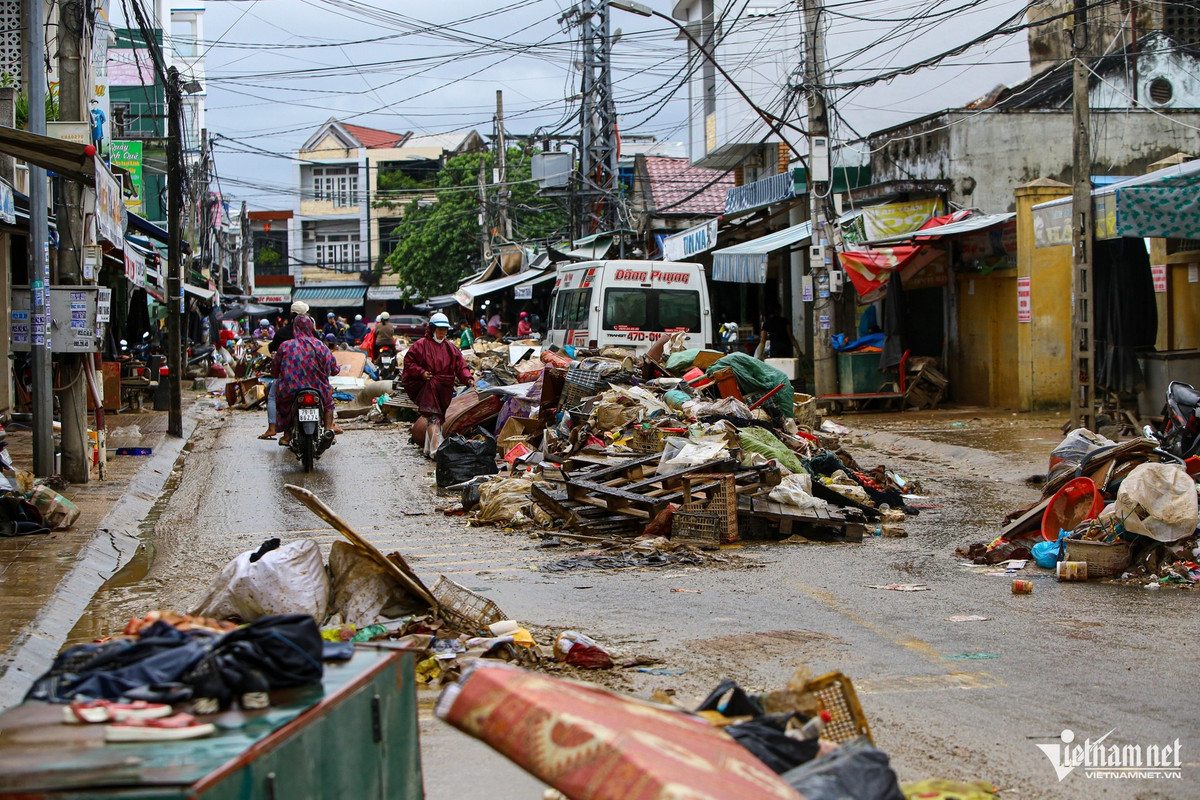 Sau lũ, các tuyến đường ngập rác thải dày đặc. Tại phường Tây Nha Trang (Khánh Hòa), nước dâng quá nhanh khiến người dân chỉ kịp thoát thân, nhiều đồ đạc bị cuốn trôi, lềnh bềnh ra khỏi nhà.
