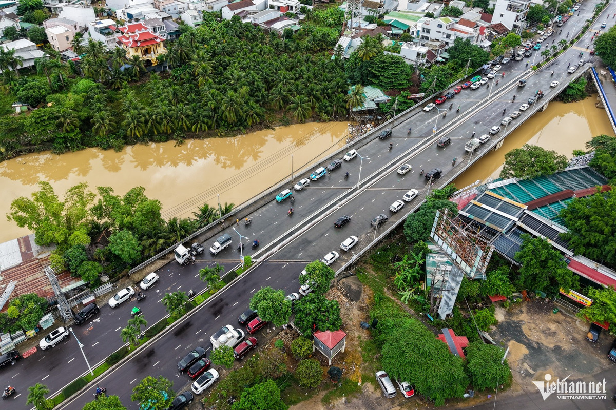 Hàng dài ô tô hư hỏng ở phường Tây Nha Trang đậu trên đường cùng rác thải, đa phần bị hư nặng, chờ xe cẩu chuyển đi sửa.