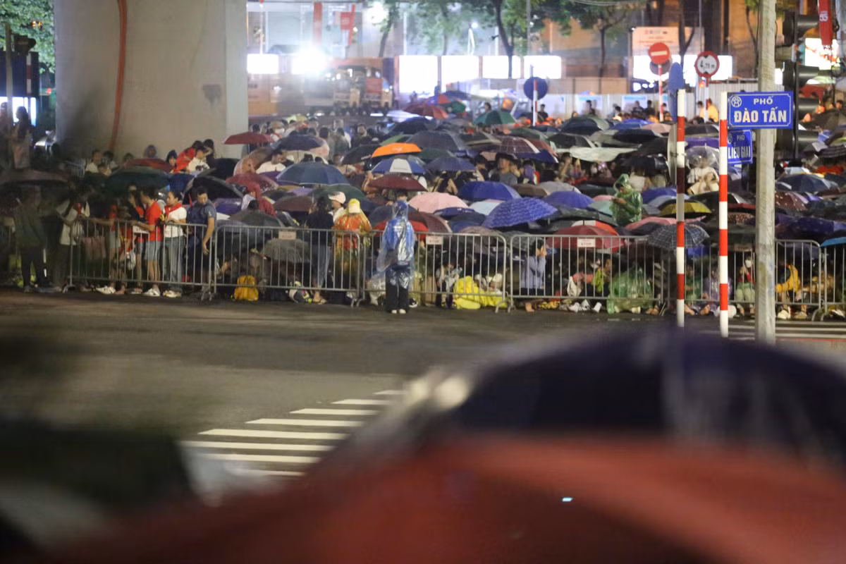 Tại khu nút giao Đào Tấn - Kim Mã, trời cũng bắt đầu mưa.