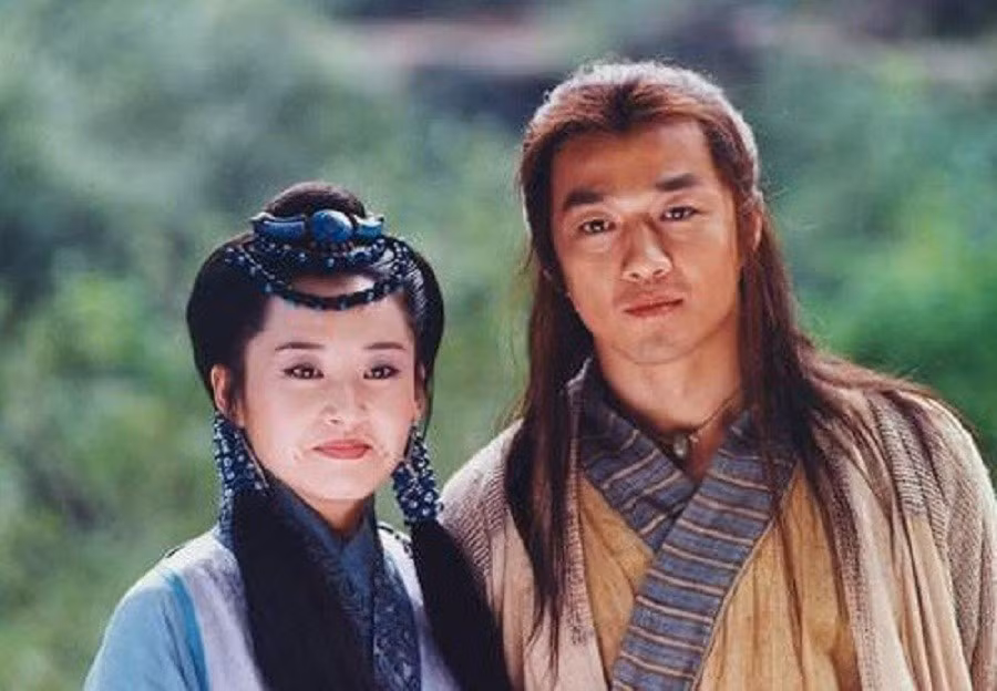 Dù võ công chênh lệch, họ là minh chứng cho tình yêu bất chấp. Quỳ Hoa Bảo Điển bị xem là tà công không ai dám kế thừa. Lệnh Hồ chỉ giỏi kiếm, Nhậm Doanh Doanh lại tinh thông đa dạng.Cặp đôi này không mạnh nhất, nhưng lại “ngầu” và ăn ý bậc nhất.