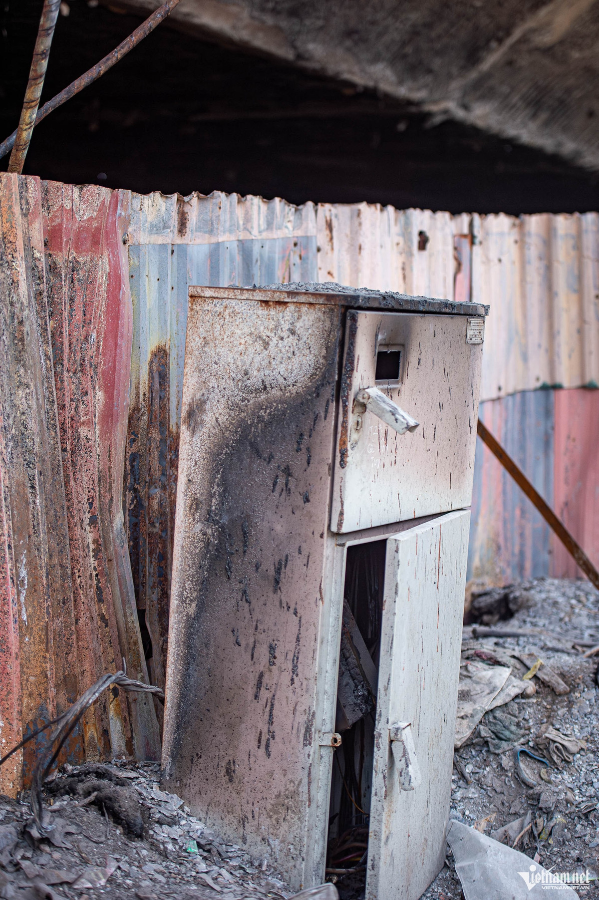 Ngoài ra, tủ chiếu sáng T2A nằm dưới gầm cầu cũng bị cháy, gây mất điện 54 trụ đèn chiếu sáng trên cầu Vĩnh Tuy, hướng từ Long Biên sang nội thành.