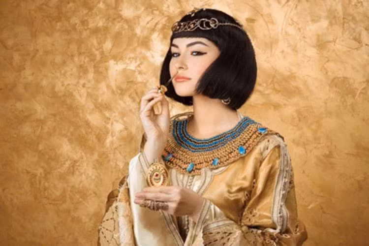 Phải có bí quyết nào đó thì nữ hoàng Cleopatra mới có thể duy trì tuổi thanh xuân lâu như vậy. Từ những bức chân dung để lại, chúng ta có thể thấy rằng Cleopatra thực sự là một người phụ nữ rất xinh đẹp, có lẽ khi còn sống bà còn tỏa sáng hơn!