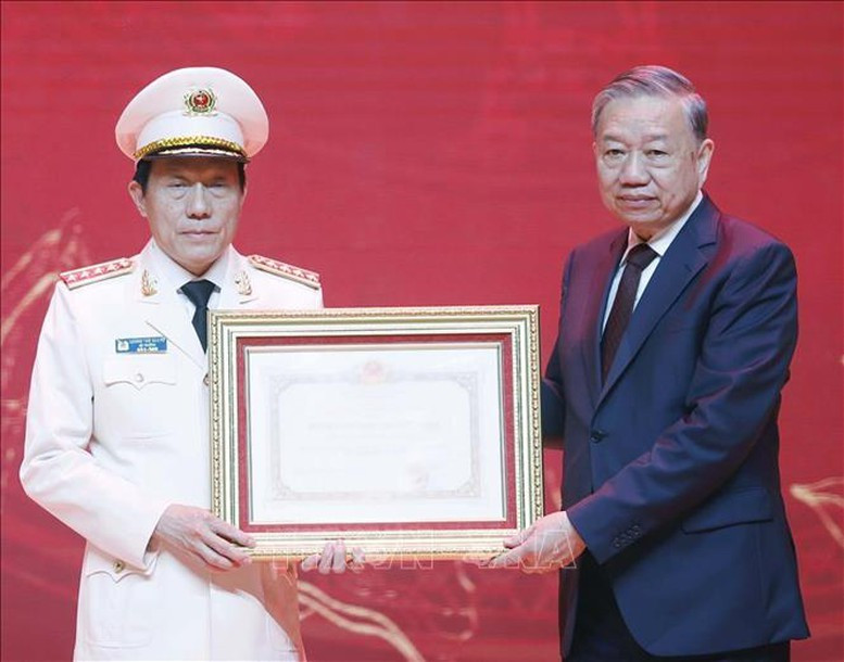 Tổng Bí thư Tô Lâm trao Huân chương Hồ Chí Minh tặng lực lượng Tình báo Công an nhân dân - Ảnh: Thống Nhất/TTXVN