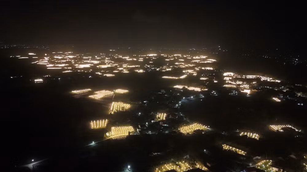 Nhìn từ trên cao, làng hoa Nghĩa Hiệp rực rỡ ánh đèn giăng các vườn hoa cúc.