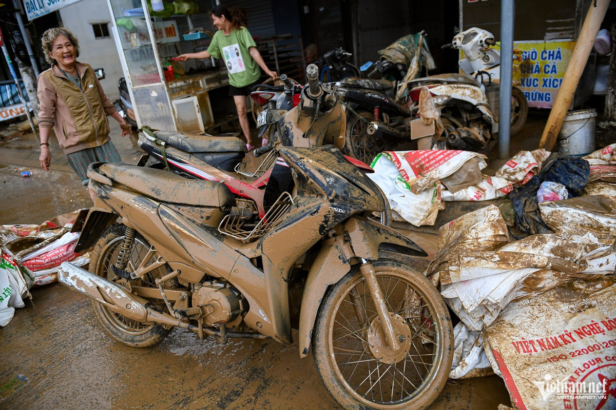 Trong những ngày lũ, 6 chiếc xe máy của gia đình bà Đặng Thị Âu bị ngập chìm, giờ bám đầy bùn đất. Gia đình phải kéo từng xe ra khỏi nhà chờ đi sửa, bởi ưu tiên lúc này là dọn dẹp nhà cửa, trong khi các cửa hàng sửa xe vẫn chưa hoạt động. Nước sạch đã có trở lại nhưng rất yếu, khiến việc rửa dọn càng khó khăn.
