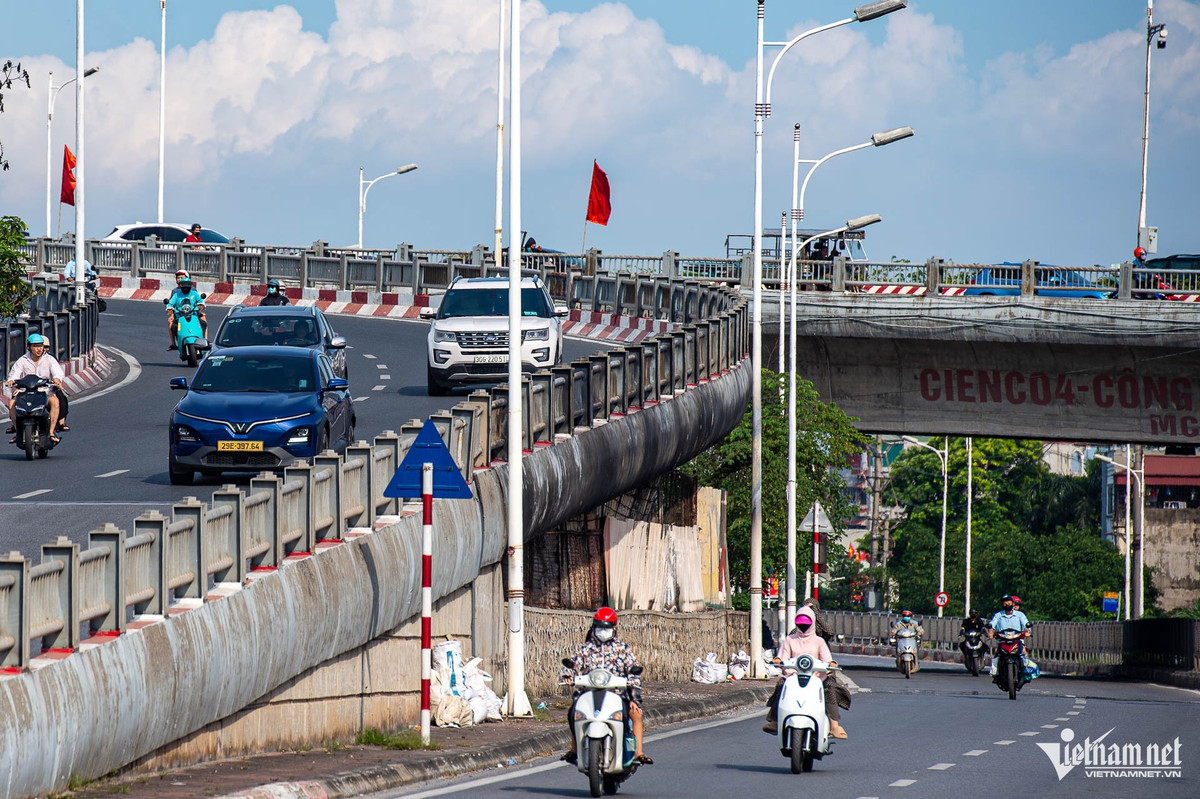 Tại các vị trí khác dưới gầm cầu Vĩnh Tuy vẫn còn nhiều bãi đỗ xe đang hoạt động.