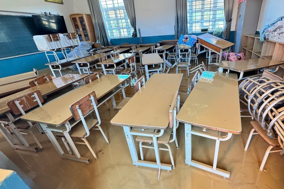 Trong cơn lũ dữ, gia đình hai giáo viên ở gần trường đã bơi đến giúp trường chuyển đồ đạc nhưng nước lũ dâng quá cao, gây thiệt hại nặng nề.