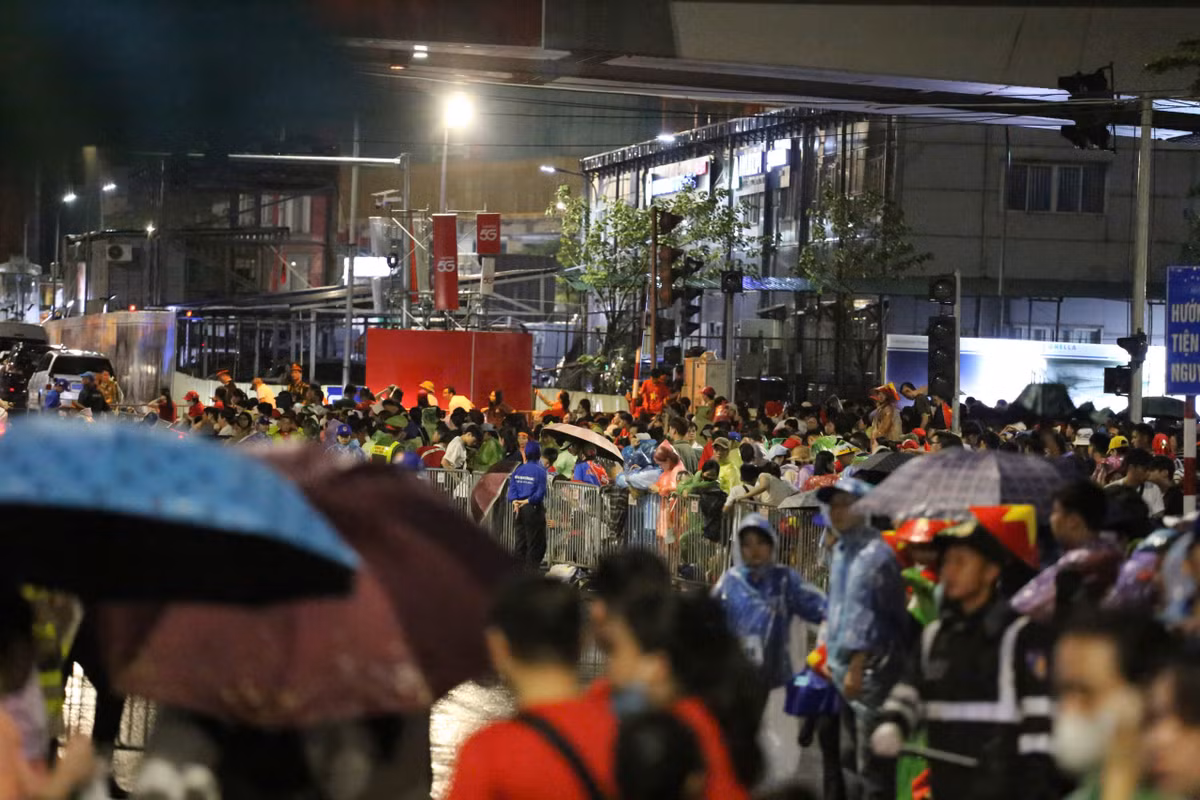 Dòng người vẫn tấp nập đổ về.