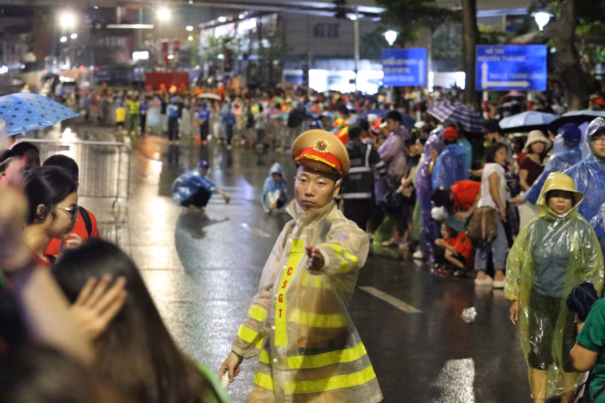 Lượng người rất đông nên lực lượng chức năng khá vất vả khi liên tục phải hướng dẫn người dân di chuyển tìm vị trí phù hợp, giữ gìn an ninh trật tự để cho xe làm nhiệm vụ đi qua.