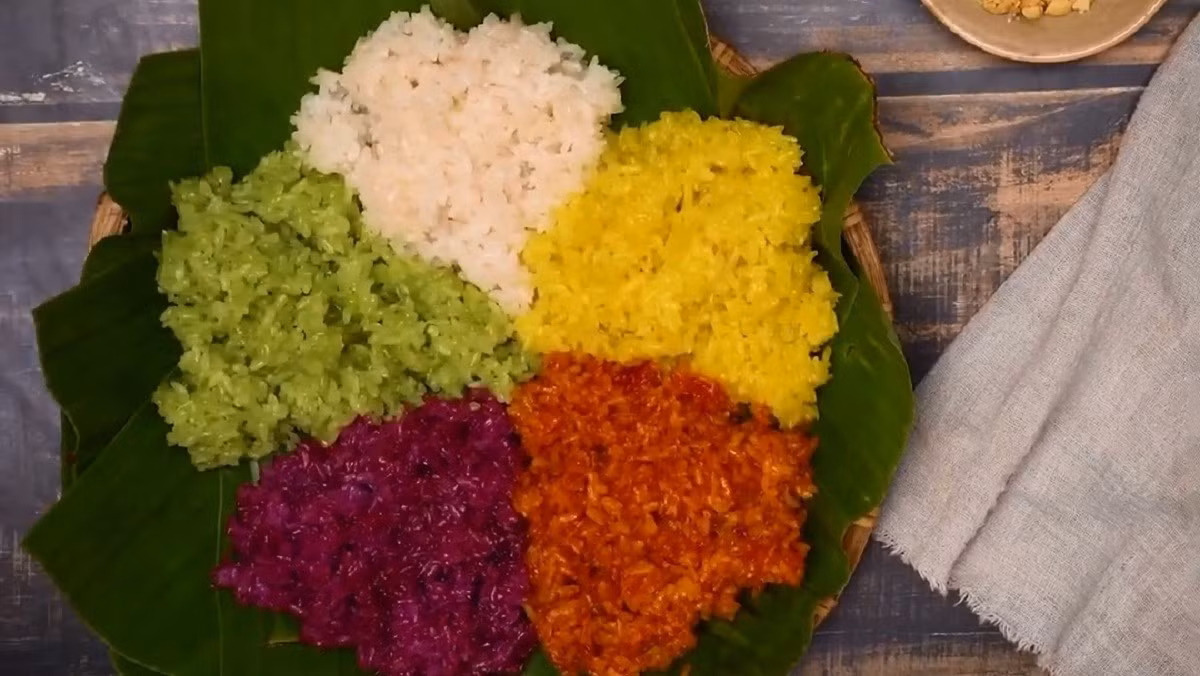  10. Xôi: Món ăn nằm ở vị trí thứ 10 trong danh sách chính là xôi - một món ăn truyền thống và phổ biến trong ẩm thực Việt Nam, với sự đa dạng về hương vị, màu sắc và cách chế biến. Xôi không chỉ là món ăn quen thuộc hàng ngày mà còn xuất hiện trong các dịp lễ, tết, cưới hỏi, và các nghi lễ truyền thống, thể hiện sự no đủ, đoàn viên và gắn kết cộng đồng.