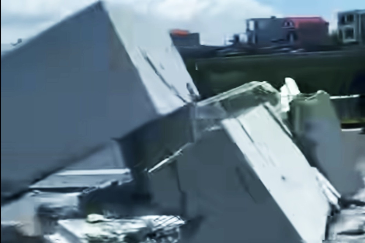 Ống cống hộp nặng hàng tấn rơi xuống đường cao tốc. Ảnh: CACC