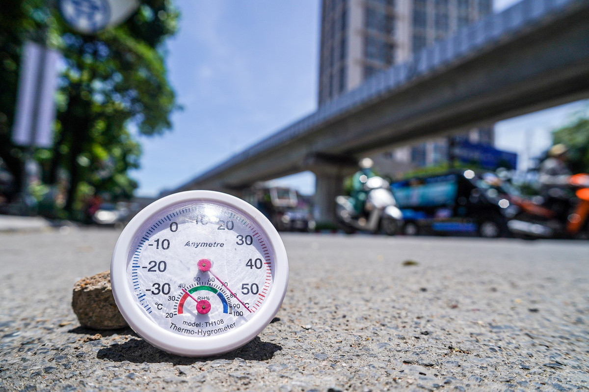 Lúc 12h, nhiệt độ ngoài trời tại Hà Nội là 37 độ C, nhưng nhiệt độ đo thực tế trên mặt đường vượt mức 50 độ C, cường độ ánh sáng rất mạnh.