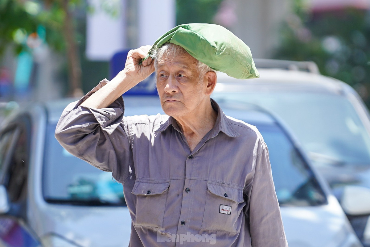 Người dân tận dụng mọi thứ để che nắng.