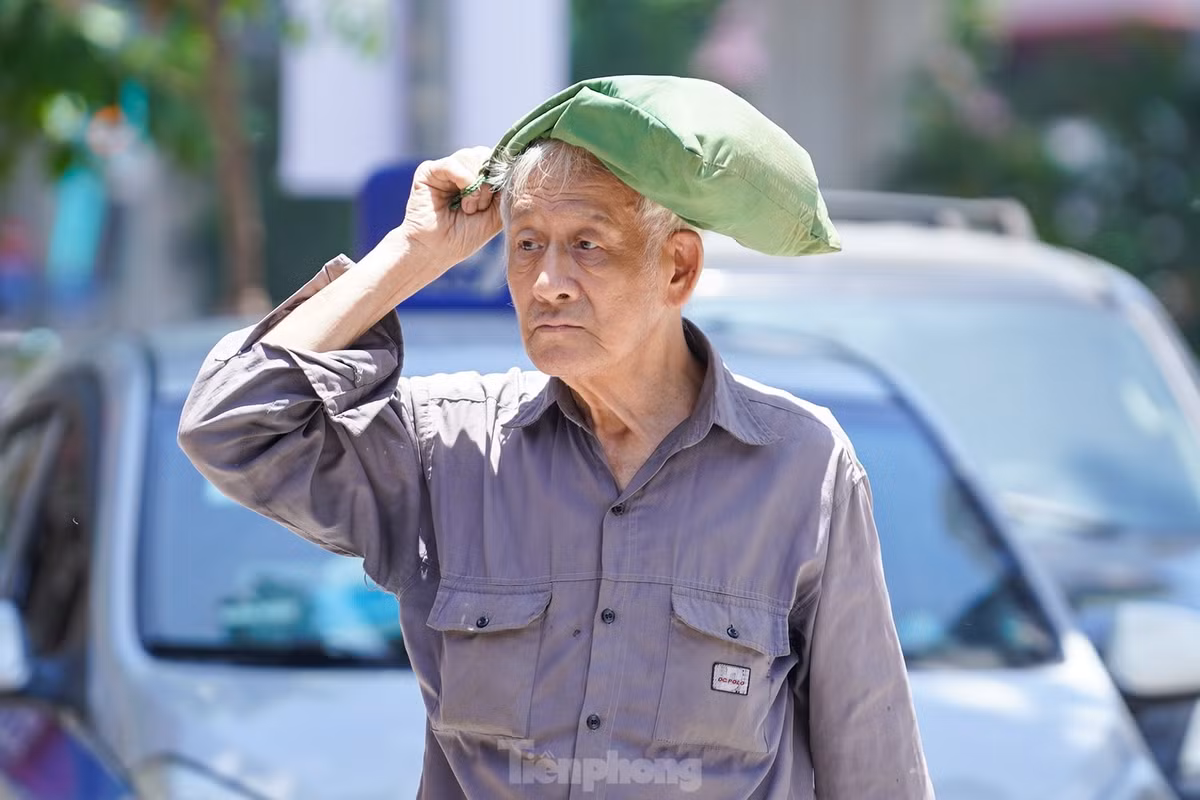 Người dân tận dụng mọi thứ để che nắng.