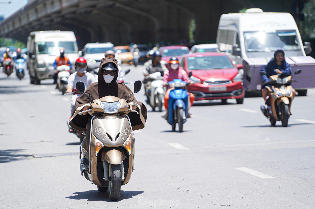 Nhiệt độ cao kết hợp với mặt đường bê tông, đường nhựa khiến không khí càng ngột ngạt, khó chịu.