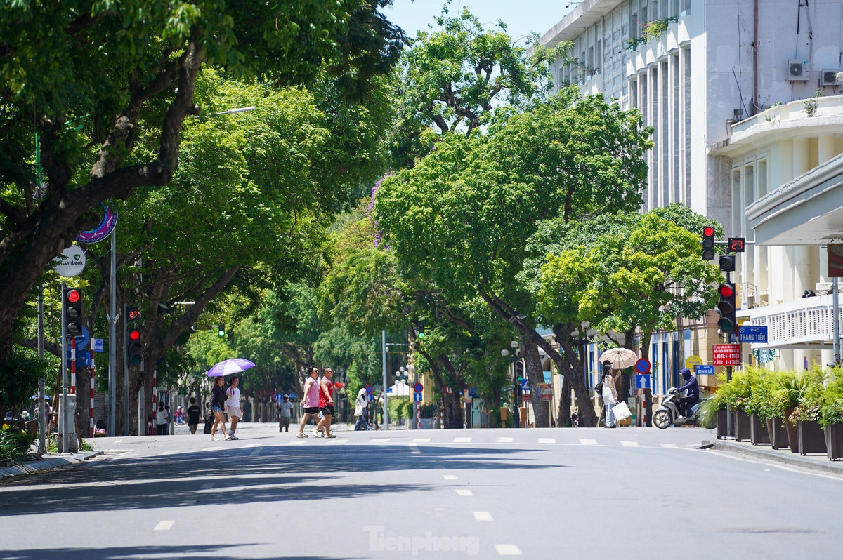 Dự báo trong ngày mai (2/6), miền Bắc sẽ tiếp tục nắng nóng đỉnh điểm đợt này với nhiệt độ cao nhất phổ biến từ 35-37 độ, có nơi trên 38 độ. Nhiệt độ thấp nhất từ 26-29 độ, vùng núi có nơi dưới 25 độ. Trời ít mưa, độ ẩm không khí thấp.