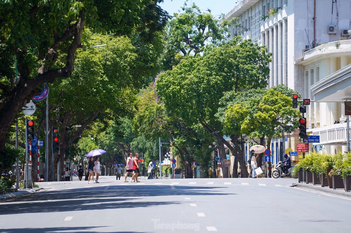 Dự báo trong ngày mai (2/6), miền Bắc sẽ tiếp tục nắng nóng đỉnh điểm đợt này với nhiệt độ cao nhất phổ biến từ 35-37 độ, có nơi trên 38 độ. Nhiệt độ thấp nhất từ 26-29 độ, vùng núi có nơi dưới 25 độ. Trời ít mưa, độ ẩm không khí thấp.