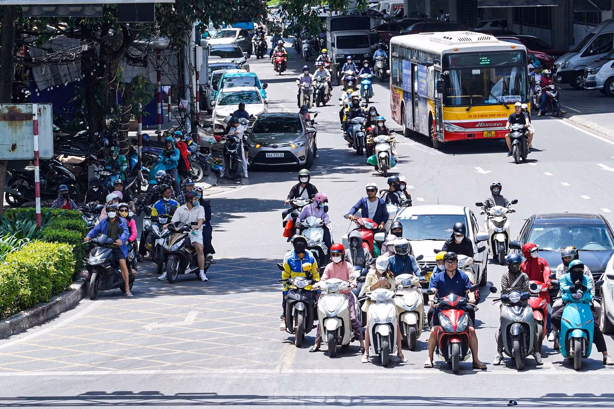 Nhiều người chọn nơi có bóng mát để dừng chờ đèn đỏ.