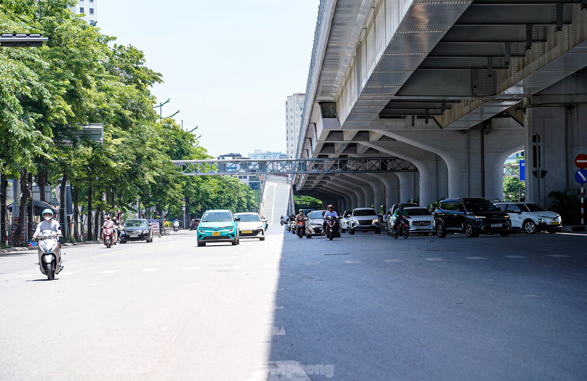 Mặt đường chia thành hai mảng rõ rệt dưới ánh nắng gay gắt.