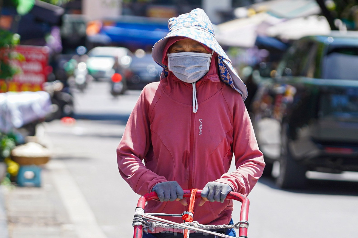 Cô Nguyễn Thị Phương (người đẩy hàng thuê tại chợ Hàng Da) chia sẻ: "Từ hôm qua đến nay trời nắng gắt lắm, đứng ngoài trời chưa đầy 15 phút là mồ hôi ra như tắm. Tôi đã che kín từ đầu đến chân mà vẫn thấy rát da".