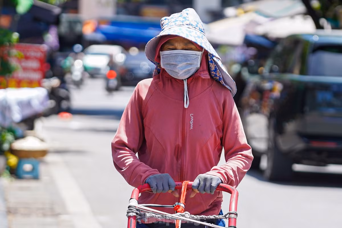 Cô Nguyễn Thị Phương (người đẩy hàng thuê tại chợ Hàng Da) chia sẻ: "Từ hôm qua đến nay trời nắng gắt lắm, đứng ngoài trời chưa đầy 15 phút là mồ hôi ra như tắm. Tôi đã che kín từ đầu đến chân mà vẫn thấy rát da".