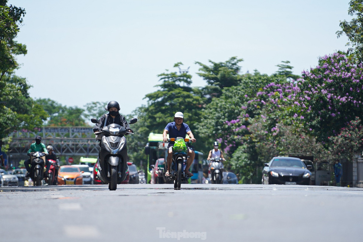 Hôm nay Hà Nội bắt đầu "đón" đợt nắng nóng đỉnh điểm đầu tiên của mùa hè, nhiệt độ phổ biến từ 35 - 37 độ C, có nơi lên tới gần 39 độ C.
