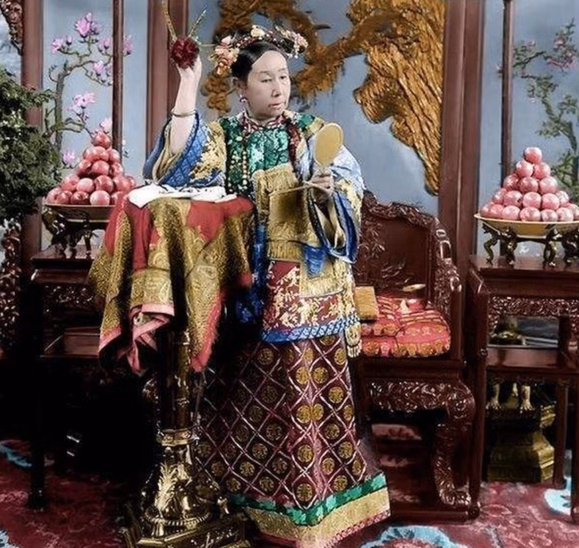 Trong số những người con cháu khi đó, Phổ Nghi - con trai của Thuần thân vương Tái Phong là người có quan hệ huyết thống gần nhất - sinh thời vốn là em trai cùng cha khác mẹ của Quang Tự.