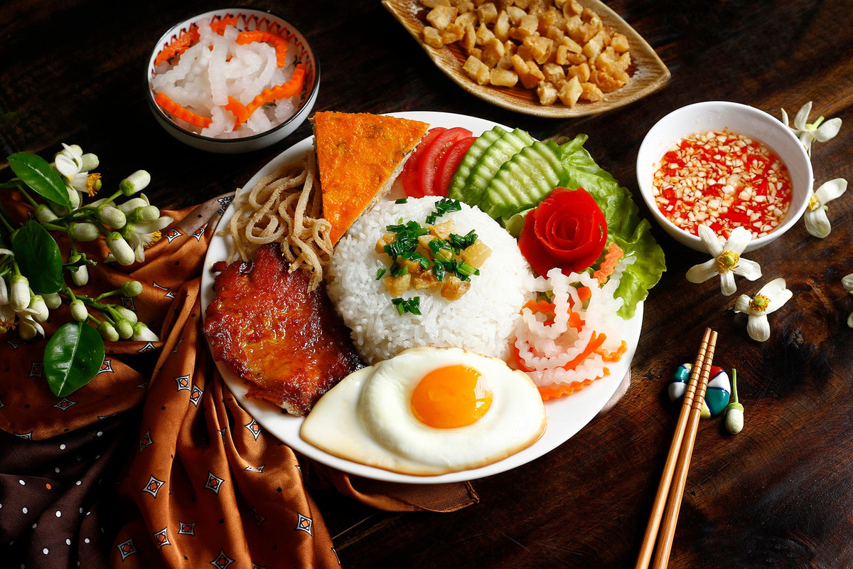 Món cơm tấm thường được ăn kèm với sườn nướng, chả trứng, hoặc thịt heo, cùng với dưa chuột, rau sống và nước mắm chua ngọt. Hương vị thơm ngon và sự đa dạng trong cách chế biến khiến cơm tấm trở thành lựa chọn lý tưởng không chỉ cho các du khách mà còn cho nhiều nhân viên văn phòng.