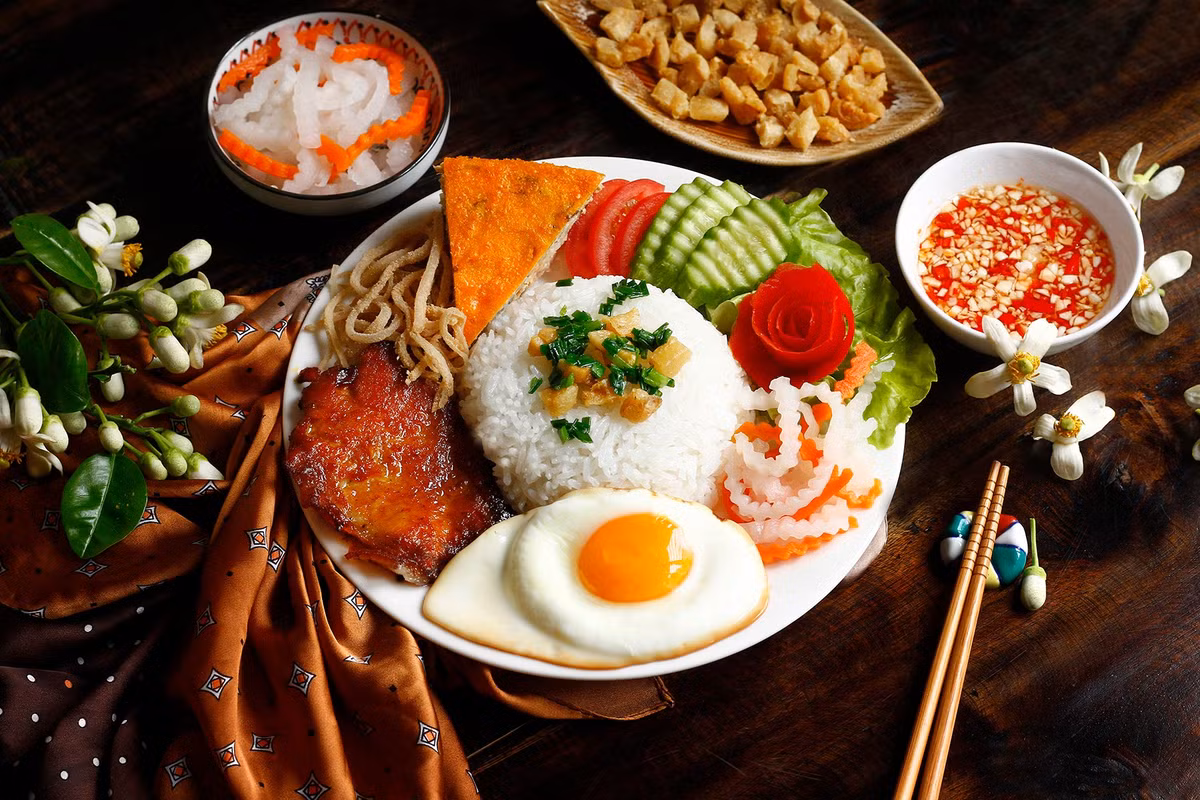 Món cơm tấm thường được ăn kèm với sườn nướng, chả trứng, hoặc thịt heo, cùng với dưa chuột, rau sống và nước mắm chua ngọt. Hương vị thơm ngon và sự đa dạng trong cách chế biến khiến cơm tấm trở thành lựa chọn lý tưởng không chỉ cho các du khách mà còn cho nhiều nhân viên văn phòng.