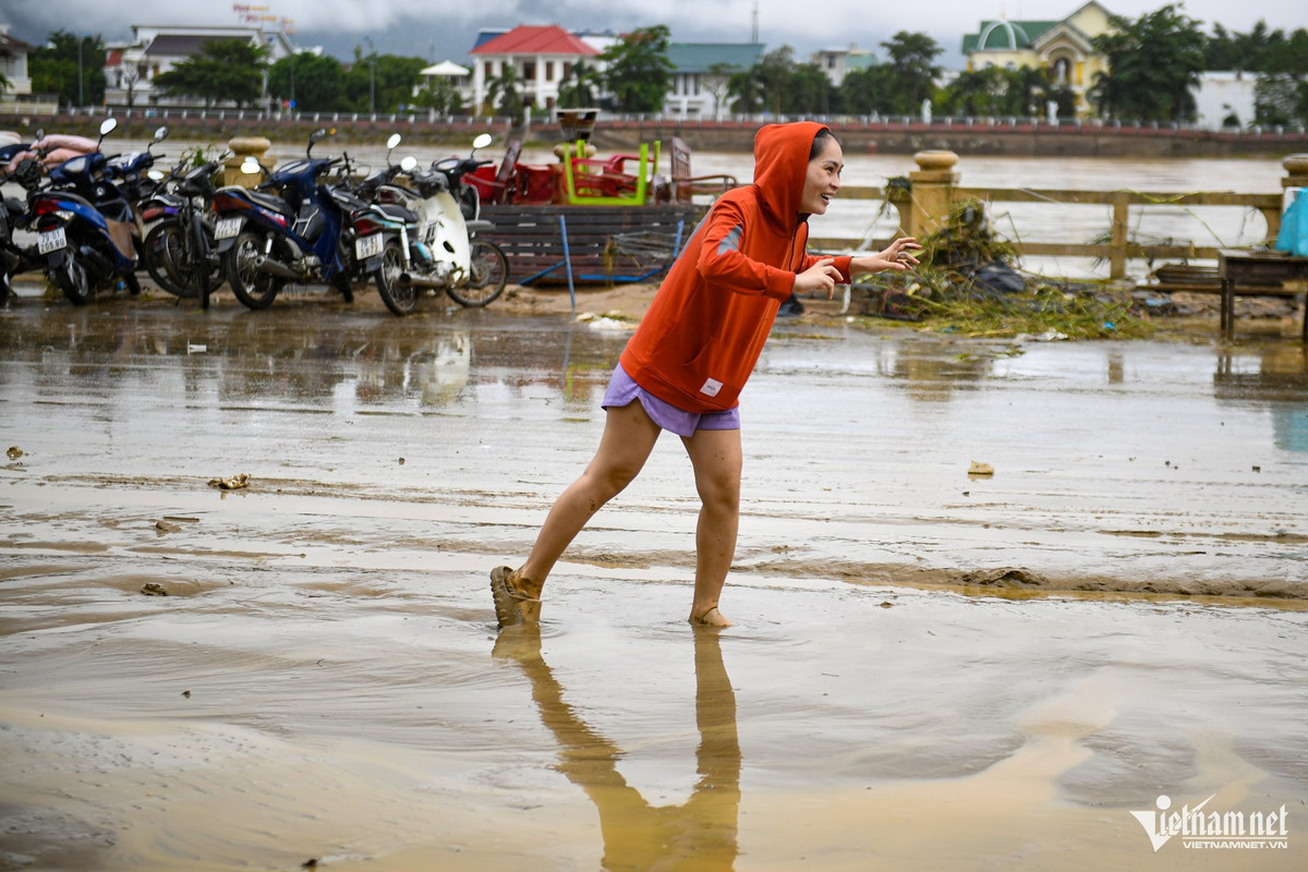 Lớp bùn đặc quánh khiến việc đi bộ cũng khó khăn.