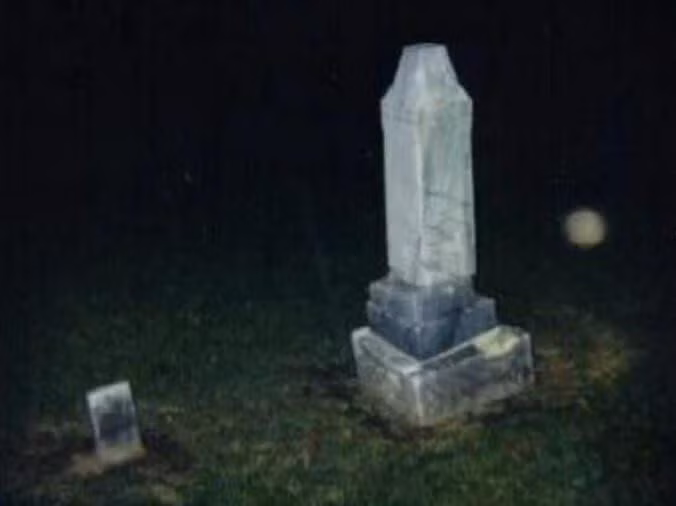 12. Quả Cầu Bay Trên Nghĩa Địa: Được chụp tại nghĩa trang Mt. Thabor (Illinois) vào năm 1998, bức ảnh ghi lại một quả cầu bí ẩn lơ lửng trong không trung. Không ánh sáng, không dây treo – quả cầu dường như... tự tồn tại giữa bóng tối.