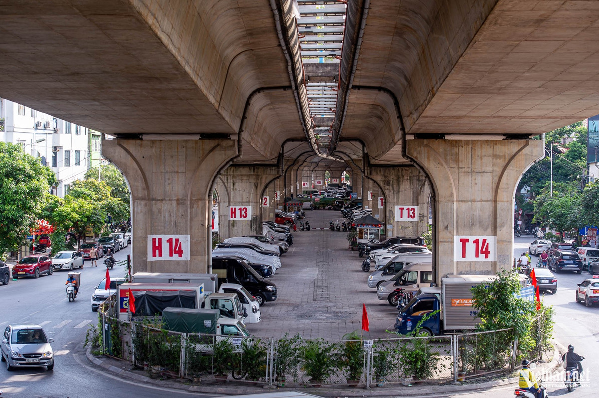 Sau vụ cháy 500 xe máy dưới chân cầu Vĩnh Tuy (Hà Nội), tại gầm cầu vượt ngã tư Vọng và cầu Chương Dương vẫn tồn tại các bãi trông giữ ô tô, xe máy lớn.