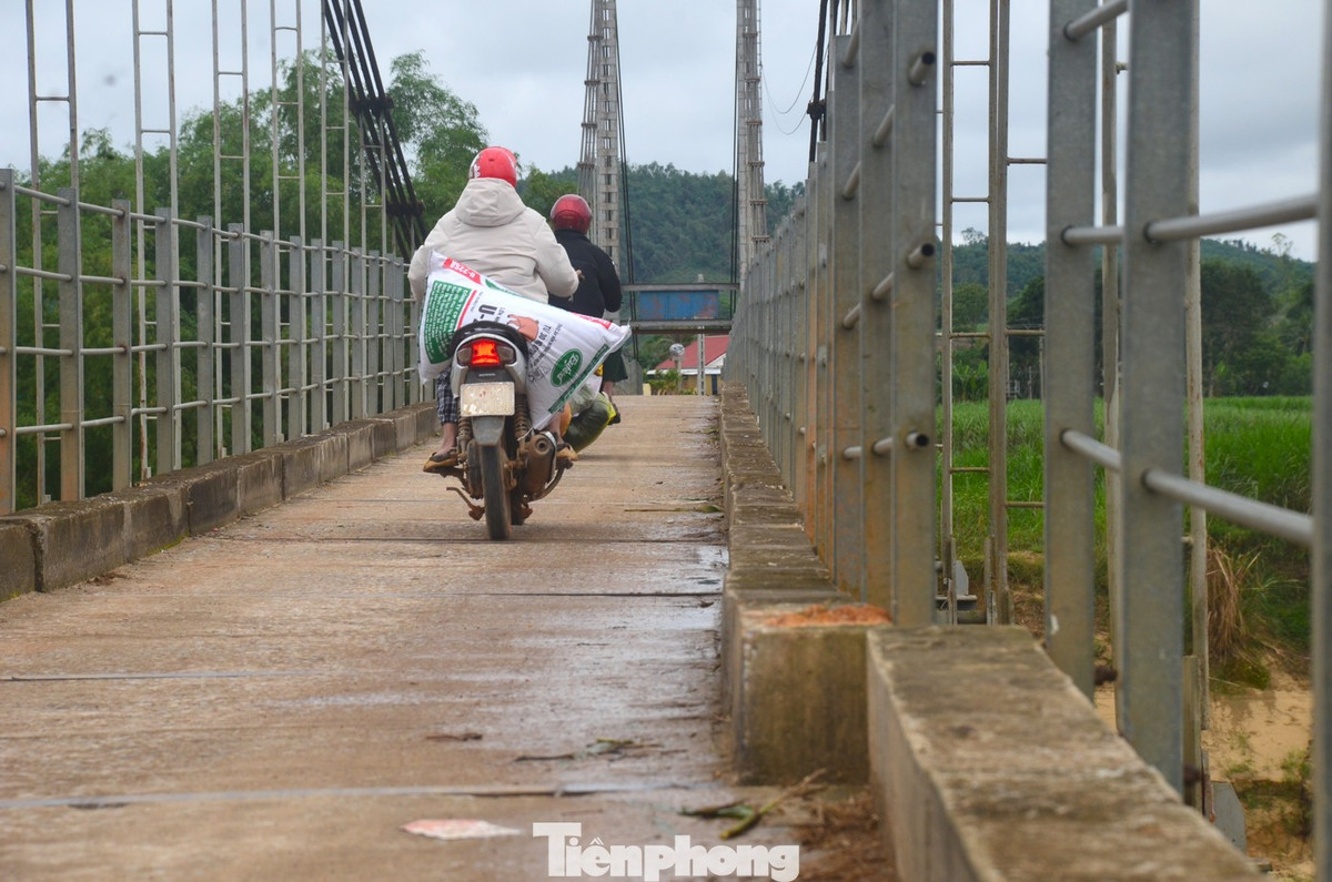 “Cầu này là con đường duy nhất để chúng tôi sang xã bên buôn bán. Giờ cầu nghiêng như thế này, đi qua ai cũng nín thở. Có hôm trời mưa, gió mạnh, tôi phải dắt xe, không dám ngồi lái”, chị Lan, người dân xã Tân An, chia sẻ.
