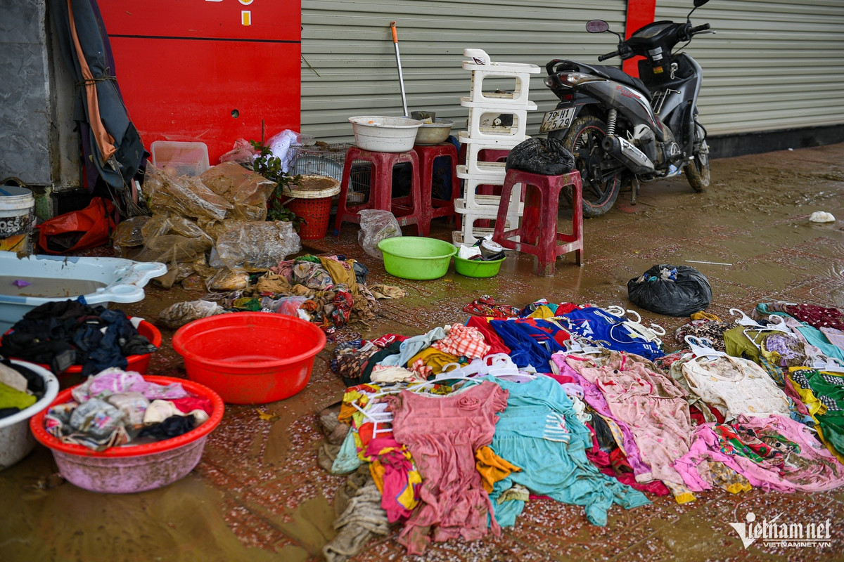 Chị Trúc cùng vài người thân đẩy bùn xuống cống, giặt lại từng món còn vớt vát được. “Dọn tới đâu hay tới đó, nhưng hàng hóa hư hỏng gần hết, coi như trắng tay tới Tết", chị than thở.