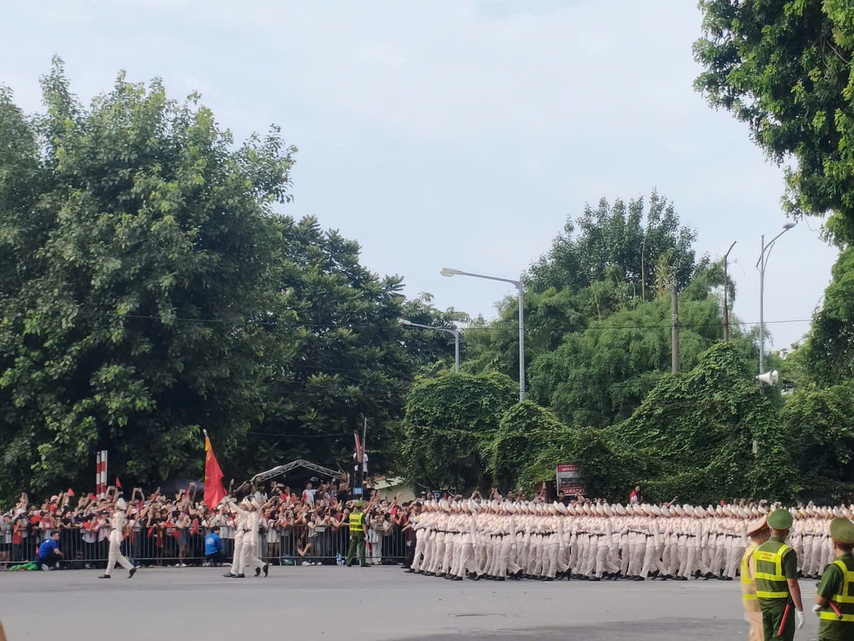 Không khí phấn khởi nhưng vẫn giữ được sự trang nghiêm, trật tự của buổi lễ.