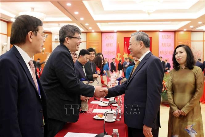 Tổng Bí thư Tô Lâm với các đại biểu tham dự Chương trình Xuân Quê hương 2026. Ảnh: An Đăng/TTXVN