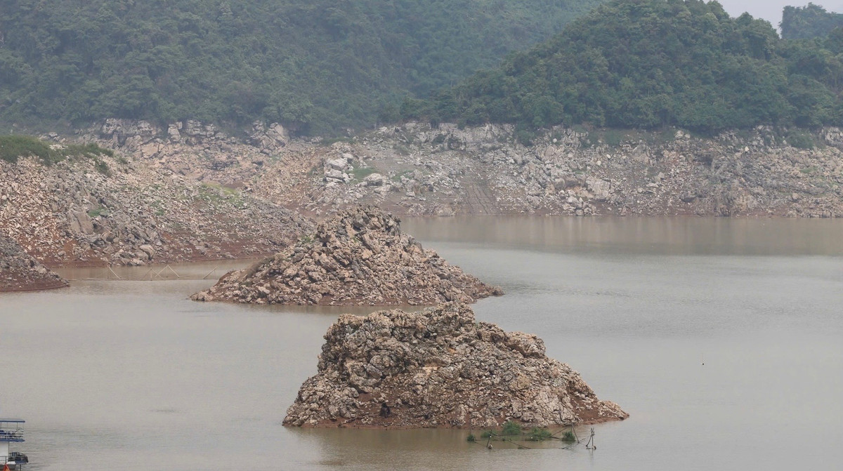 Tại khu vực cảng Bích Hạ, xã Thung Nai, huyện Cao Phong (Hòa Bình) vắng vẻ du khách do mực nước xuống thấp. Ảnh: Đặng Tình