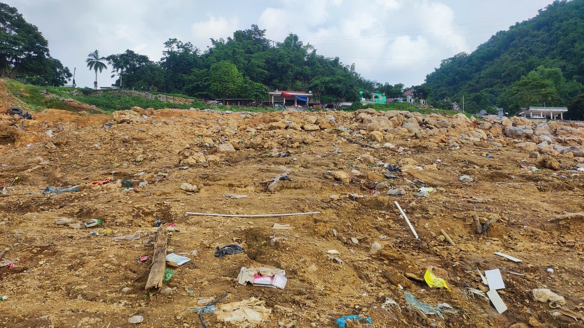 Tương tự, tại xã Hiền Lương, huyện Đà Bắc (Hòa Bình), mực nước vùng lòng hồ xuống thấp để lộ những dải đất, vách đá. Ảnh: Đặng Tình